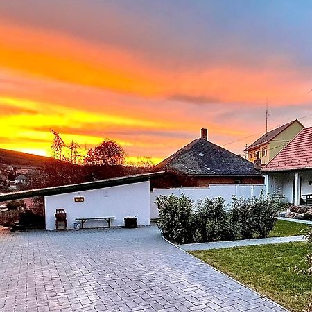 Ladislaus Schnaps-Haus Falusi Vendeghaz Csolnok Bagian luar foto