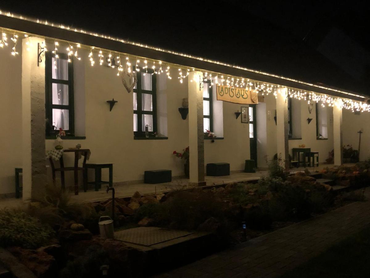 Ladislaus Schnaps-Haus Falusi Vendeghaz Csolnok Bagian luar foto